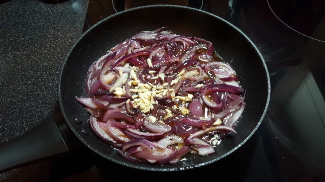 onions carmalising, garlic added for sausage roll & caramalised onion onions carmalising garlic added