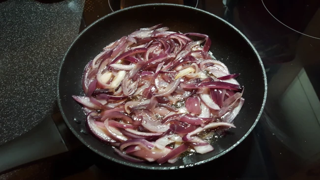onions carmalising for sausage roll & caramalised onion onions carmalising
